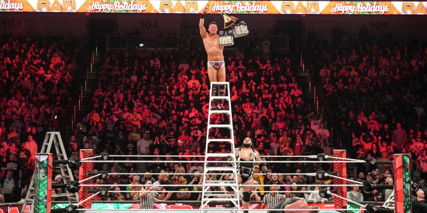 Bronson Reed ajuda The Miz a vencer Dexter Lumis em uma Ladder Match no WWE Monday Night Raw