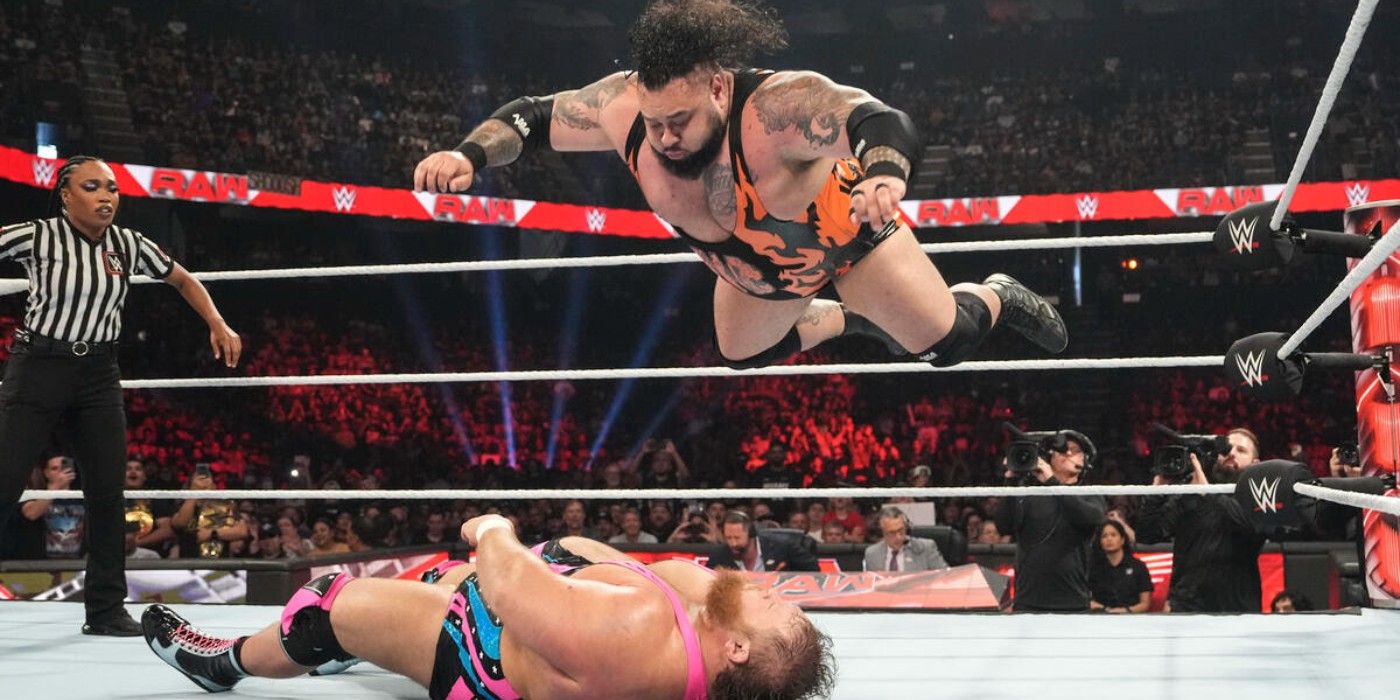 Bronson Reed atinge Otis com um tsunami no WWE Monday Night Raw