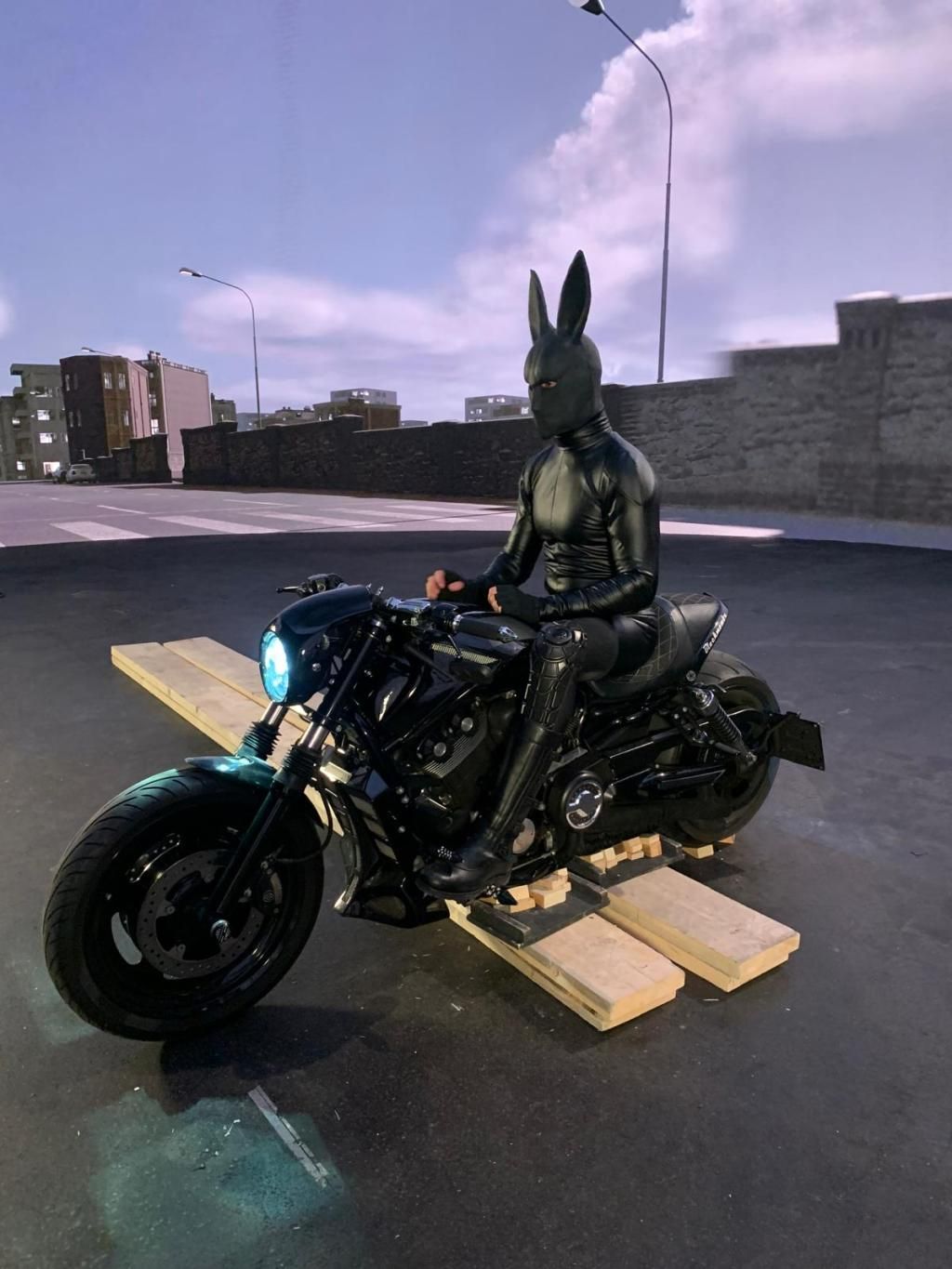 Bunny Man Primeira pessoa em traje de coelho em cima de uma motocicleta 