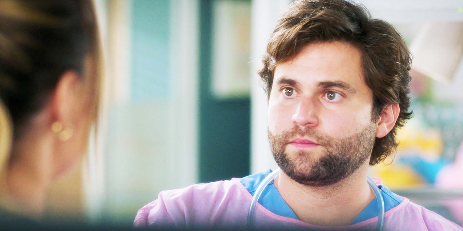 Camilla Luddington como Jo Wilson y Jake Borelli como Levi Schmitt en la temporada 21 de Grey's Anatomy, episodios 7-2