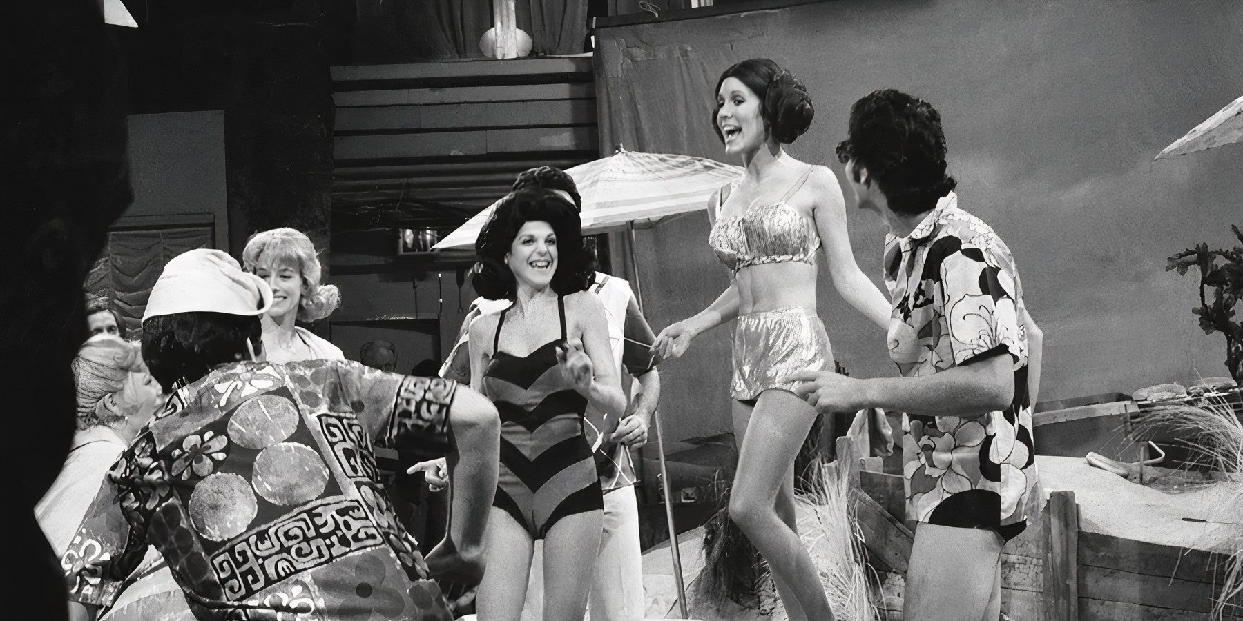 Carrie Fisher as Leia and Gilda Radnor as Annette Funicello in a black and white SNL skit on a fake beach