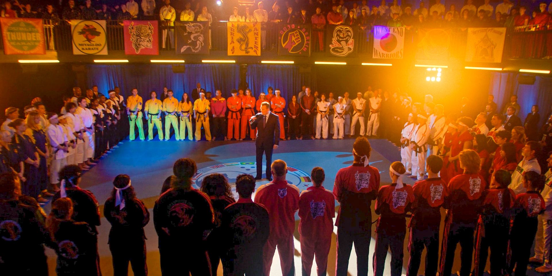 Forma equipo alrededor del tablero Sekai Taikai en Cobra Kai Temporada 6 Ep