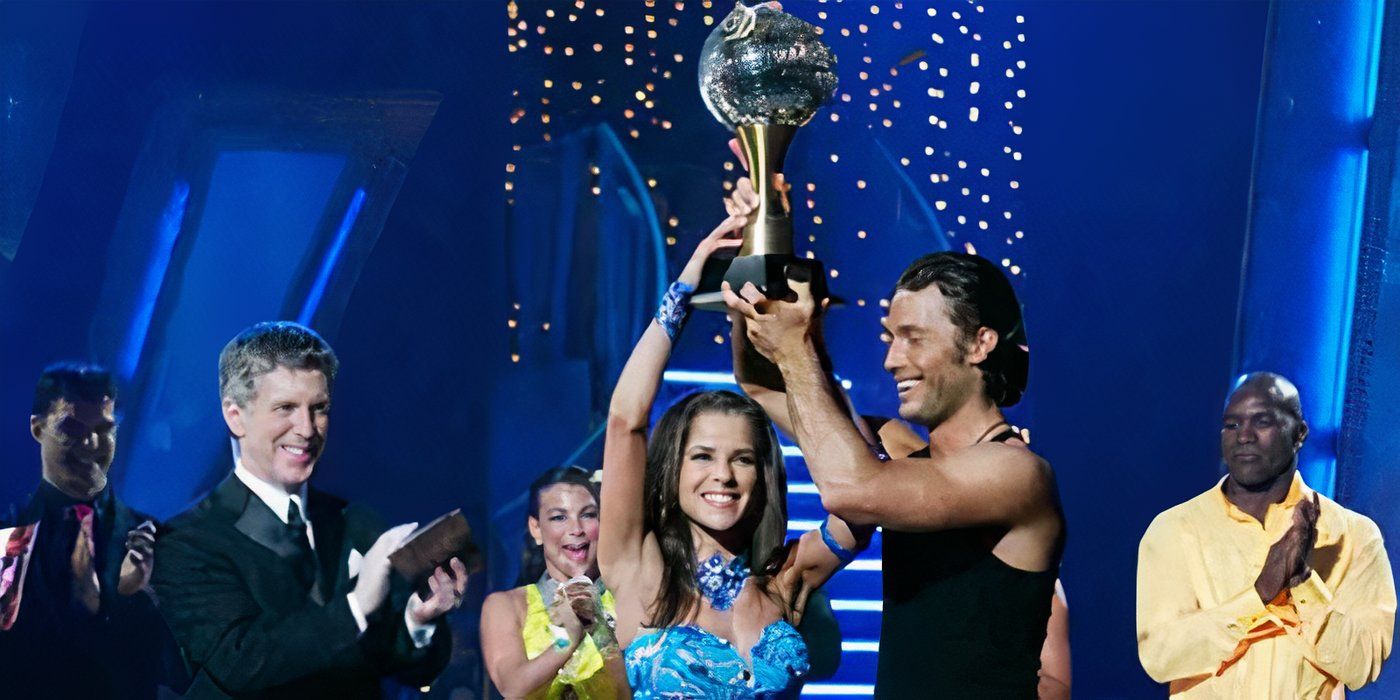 Os vencedores da primeira temporada de Dancing With The Stars Kelly Monaco e Alec Mazo segurando o troféu Mirrorball