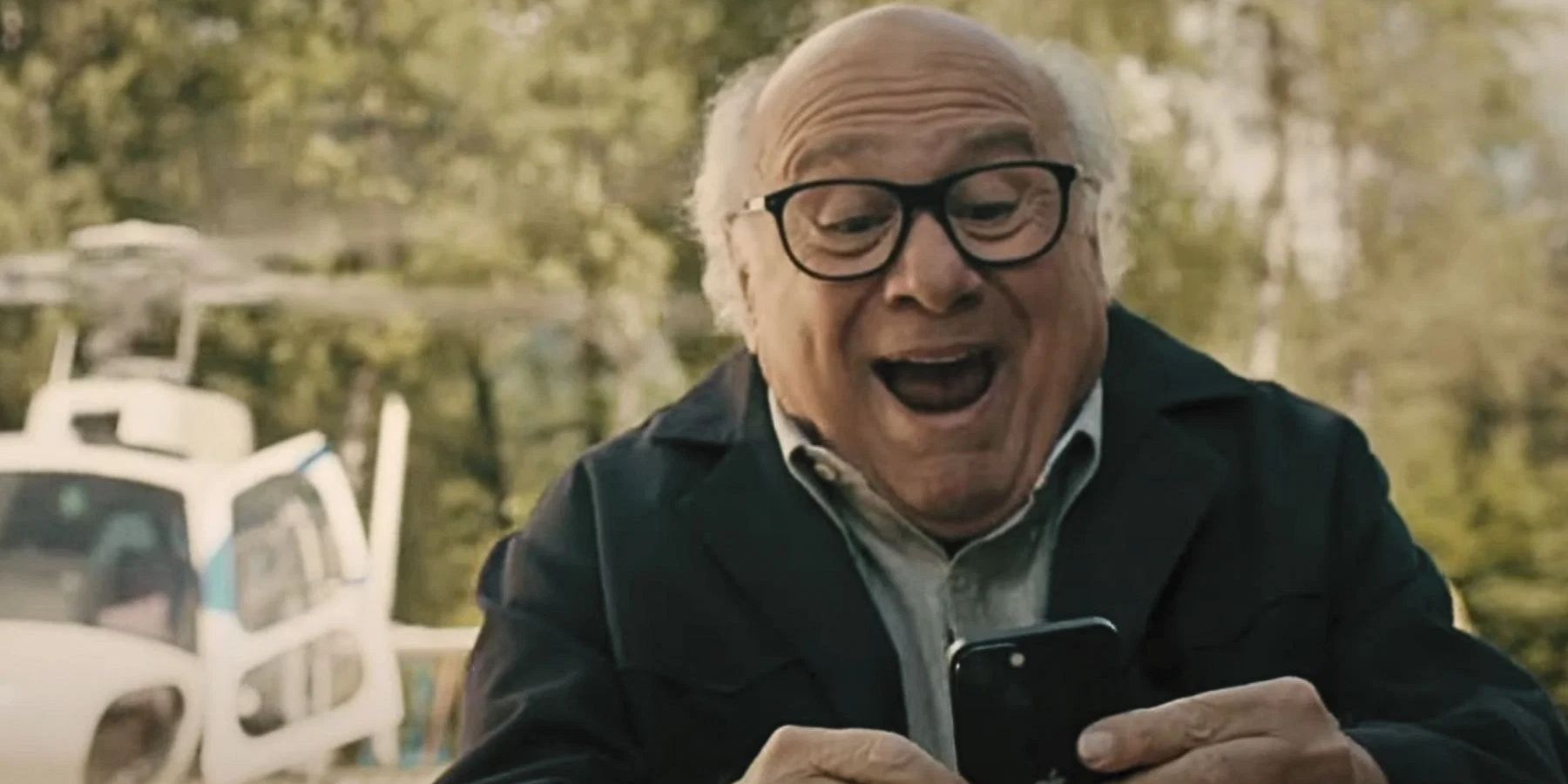 Un caso repentino de revisión navideña: Danny DeVito ofrece comedia dorada en una peculiar película navideña familiar