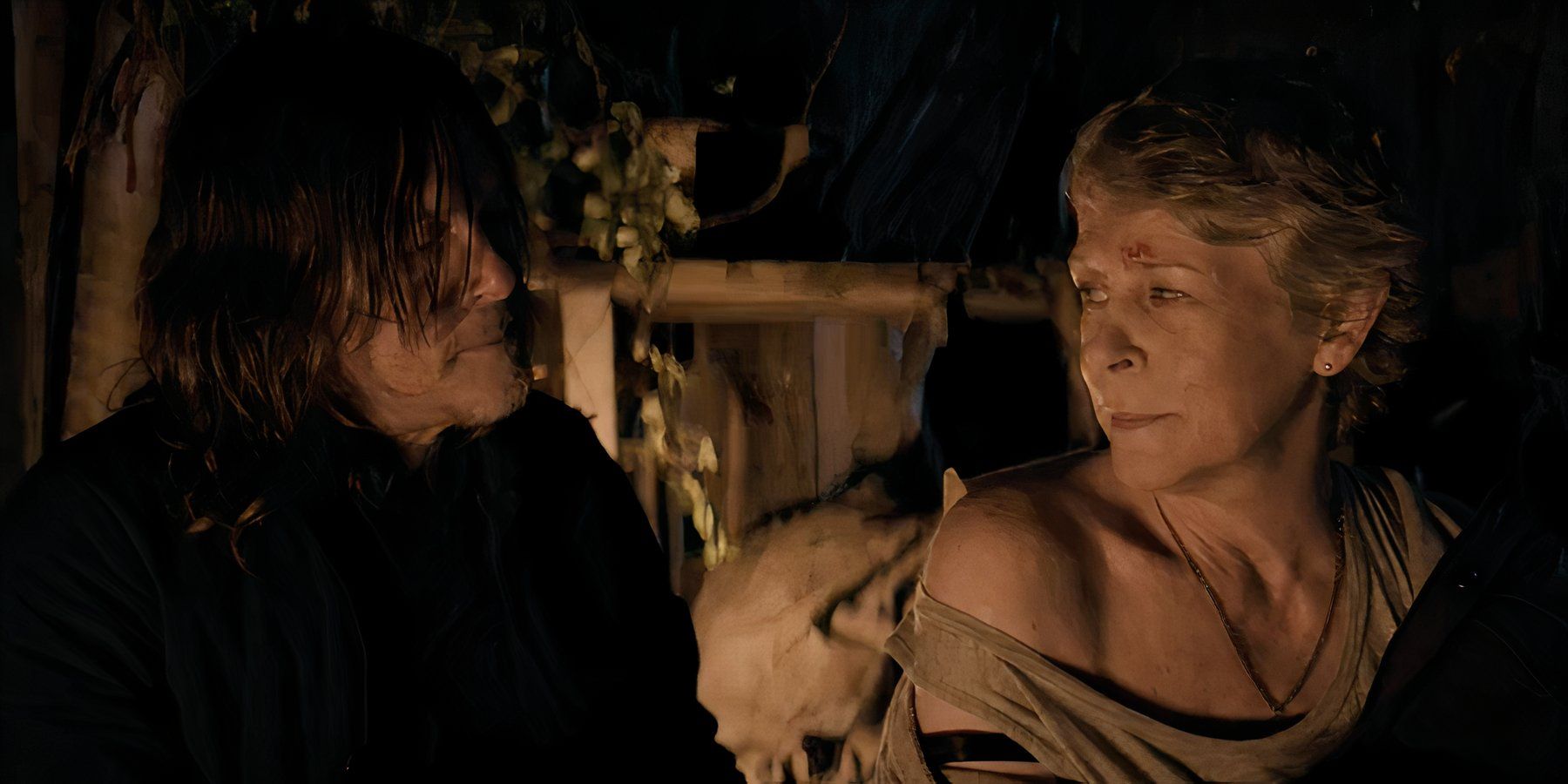 Daryl y Carol se sientan uno al lado del otro en el tráiler de la temporada 3 de Daryl Dixon.