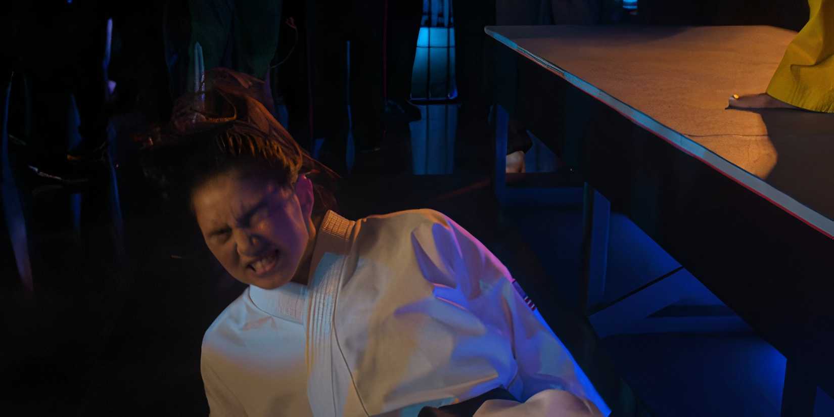 Devon falling off a platform at the Sekai Taikai