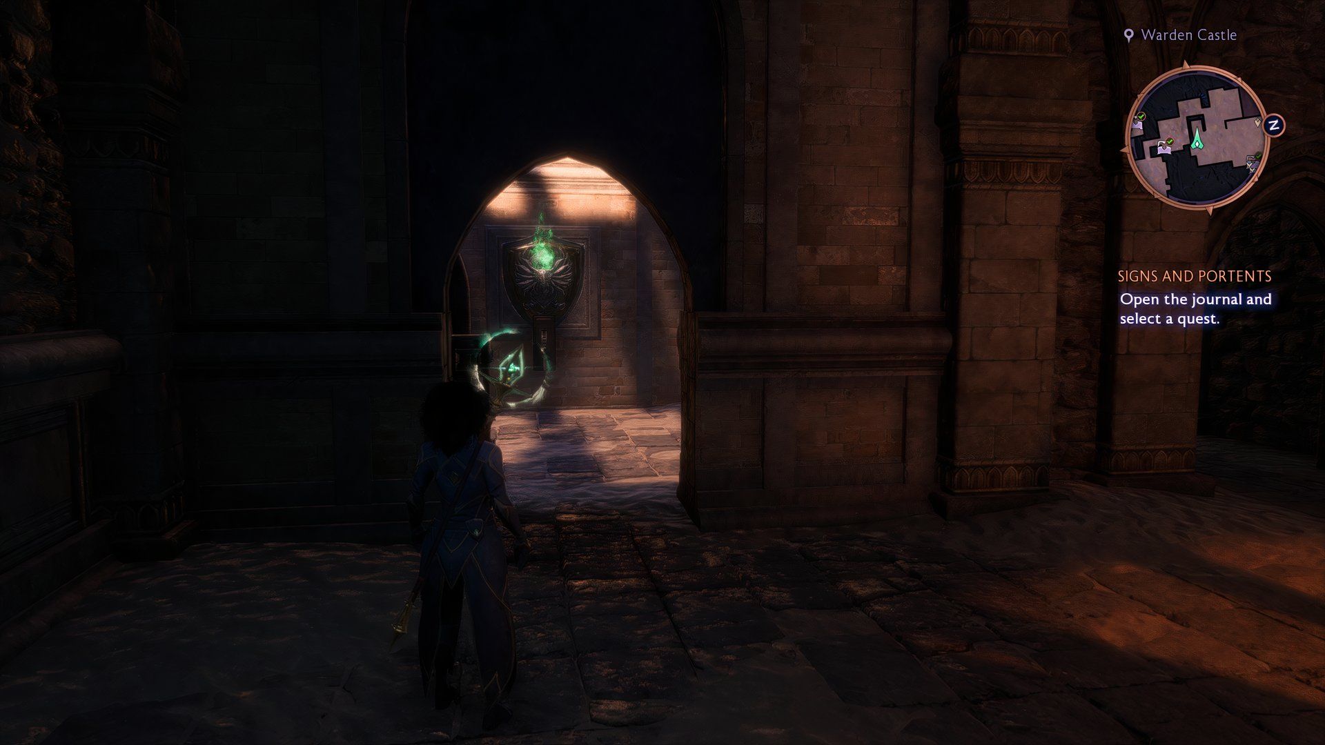 Rook se encuentra frente a la puerta secreta que el fantasma abrió durante el rompecabezas de Warden Vault en Dragon Age: The Veil.