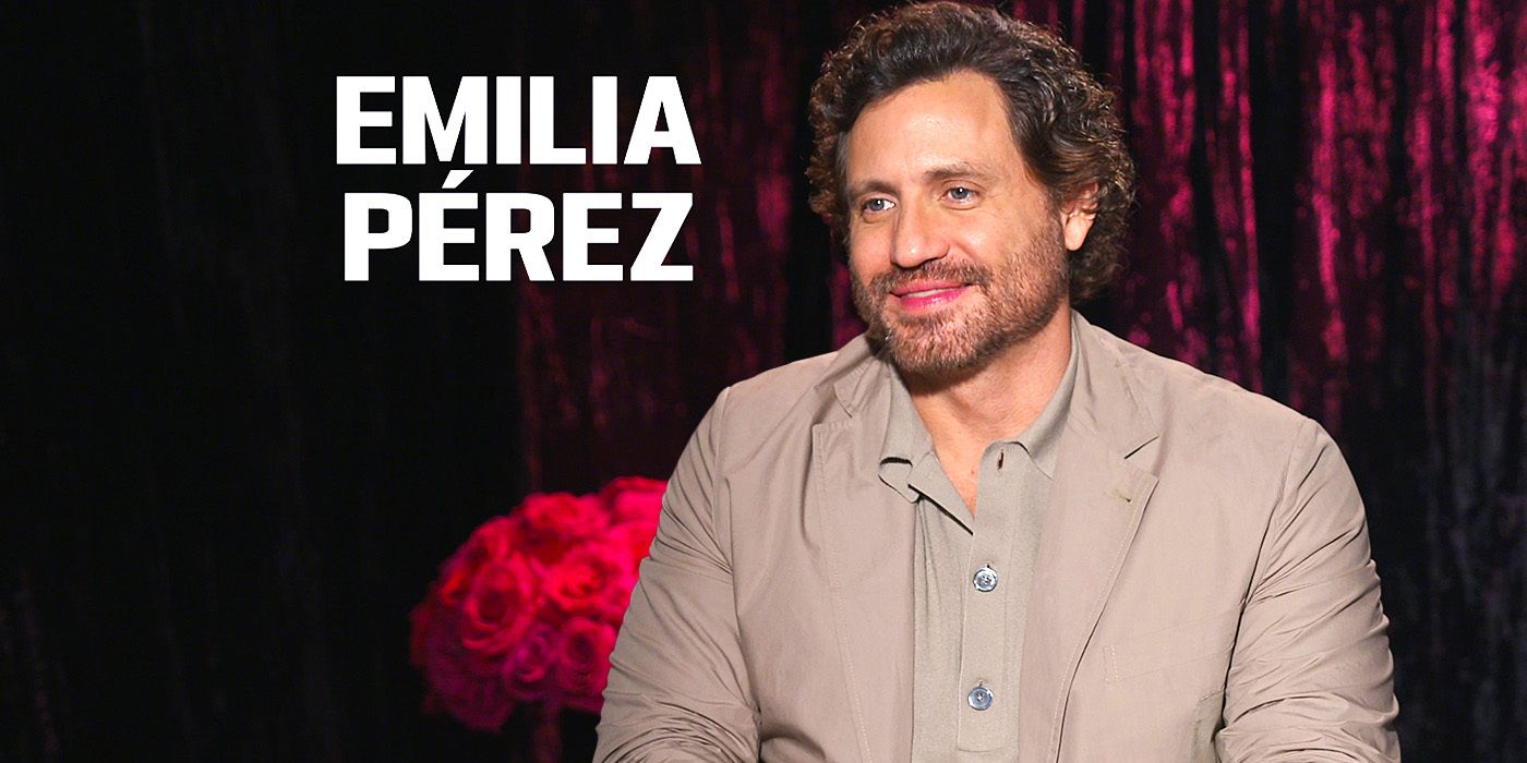 Edgar Ramirez tersenyum saat wawancara dengan Emilia Perez