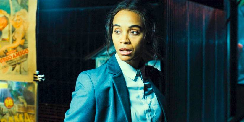 Rita Moro (Zoe Saldana) looking at the headlines at a newsstand in Emilia Pérez