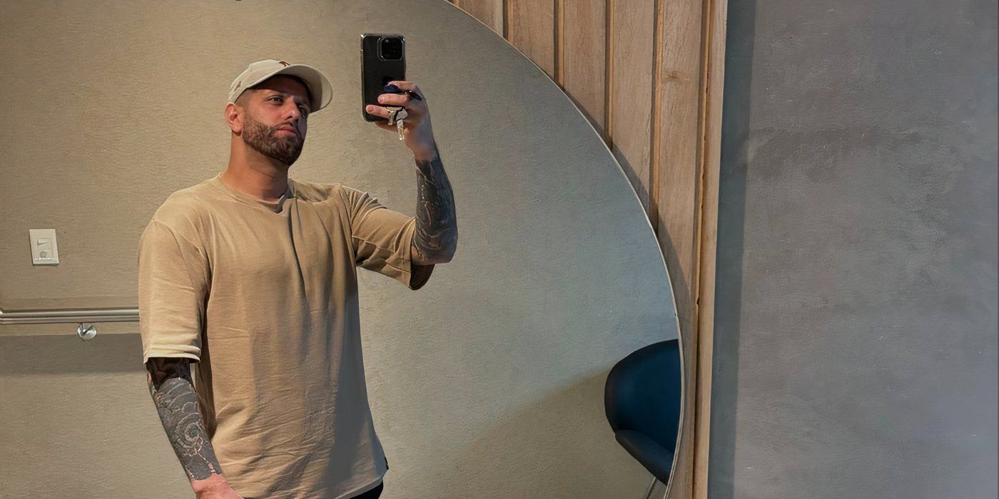 Love is blind: Argentina season 1 Ezequiel Ingrassia taking a mirror selfie