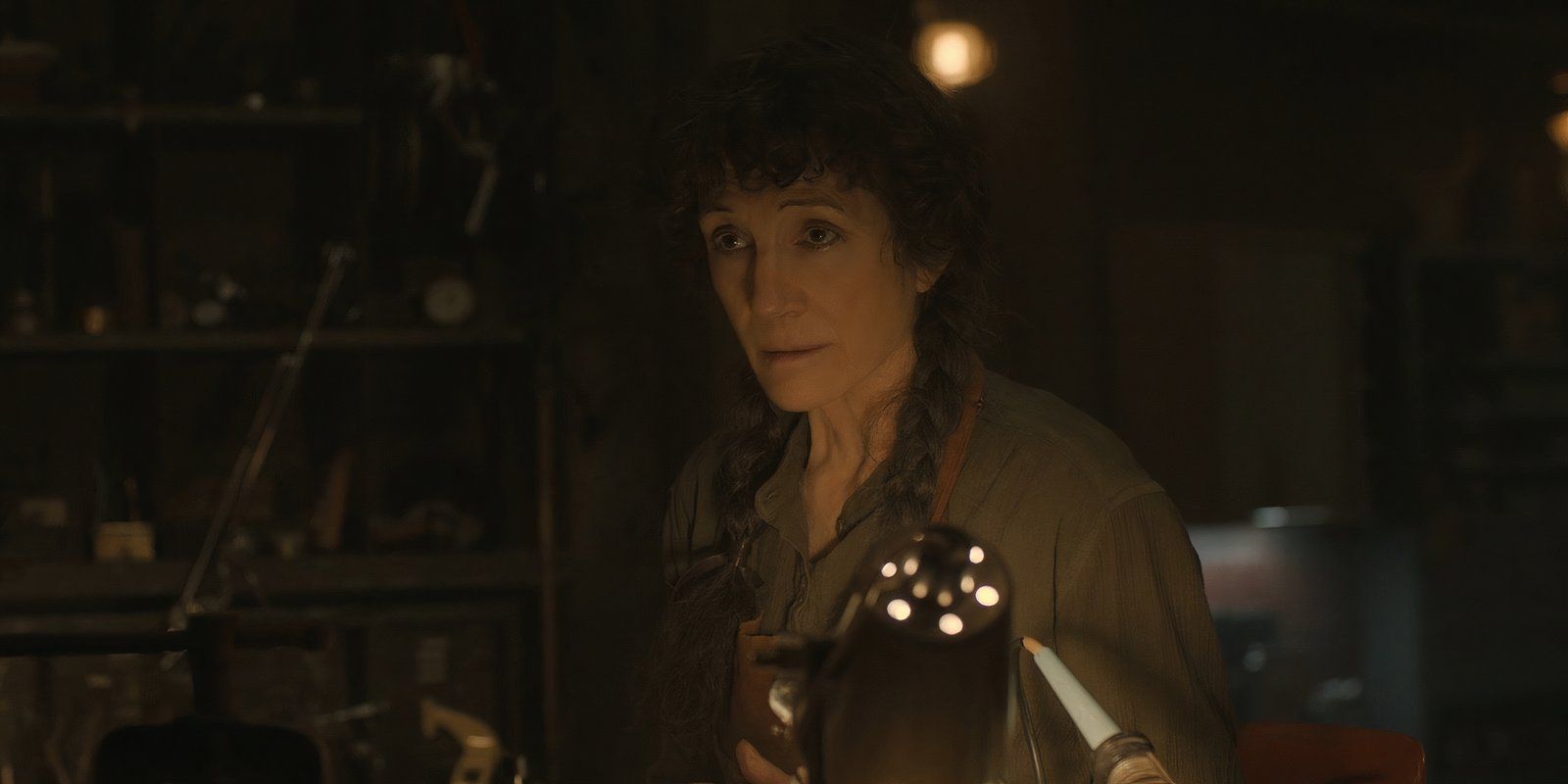 Harriet Walter como Martha Walker, conversando com a jovem Juliette em Silo