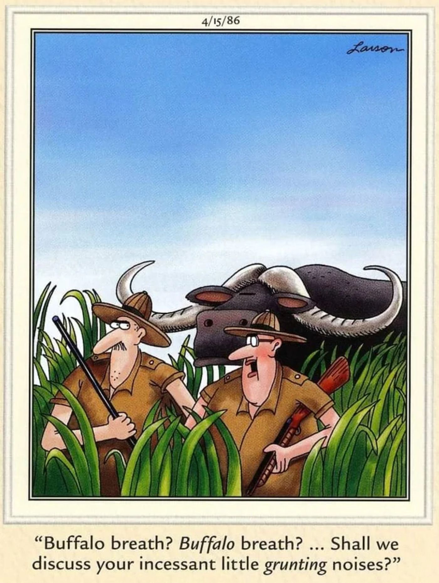 The Far Side, 15 de abril de 1986, dois grandes caçadores confundem o outro com um búfalo que se aproxima deles.