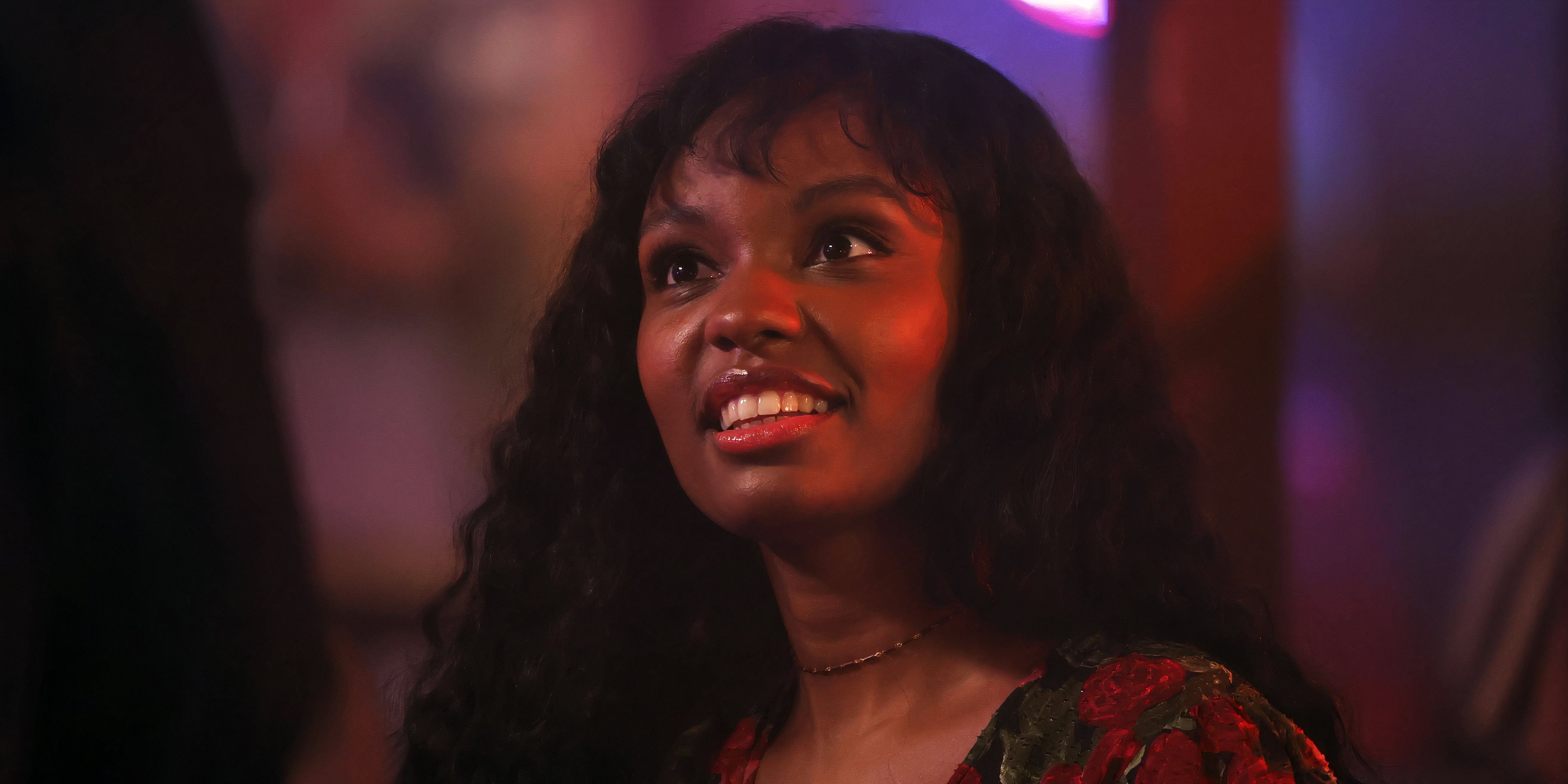 Um flashback de Sierra McClain como Grace sorrindo no bar em 9-1-1: Lone Star.