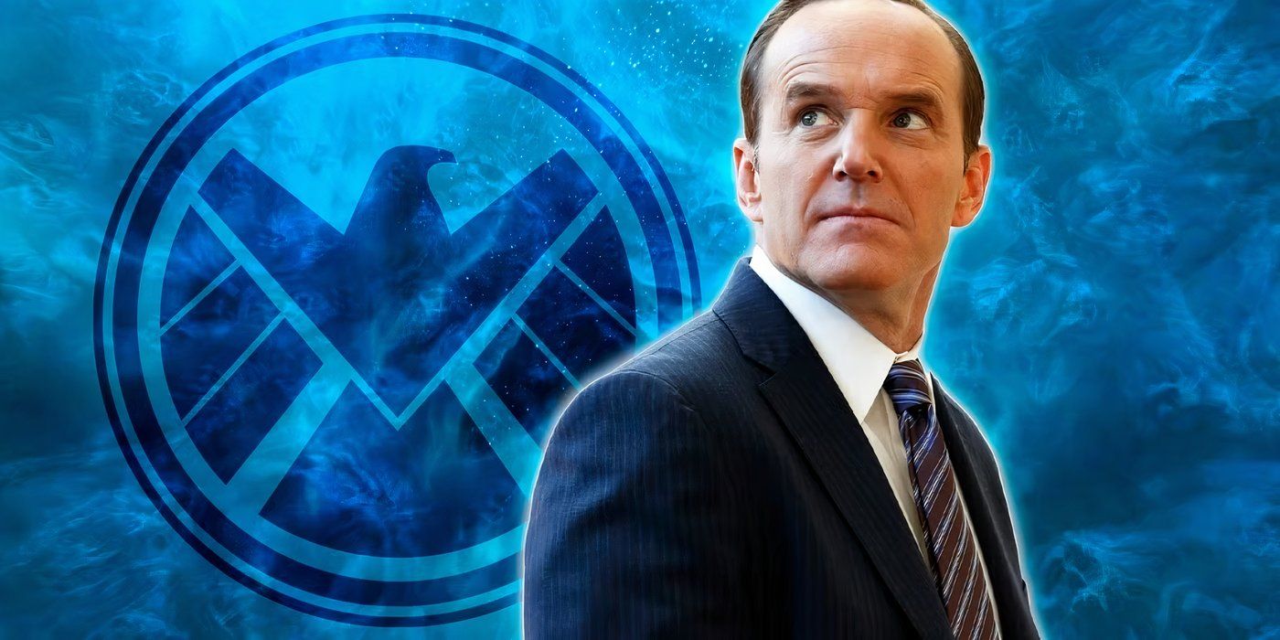 Phil Coulson de MCU con el logo de SHIELD detrás de él.