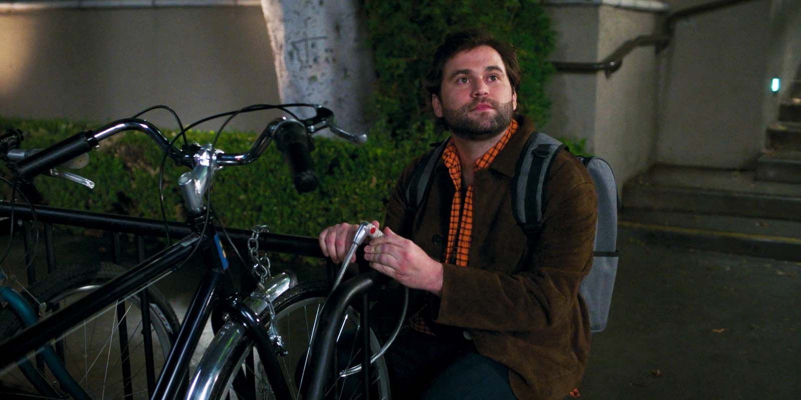 Jake Borelli como Levi Schmitt en la temporada 21 de Grey's Anatomy, episodio 7-2