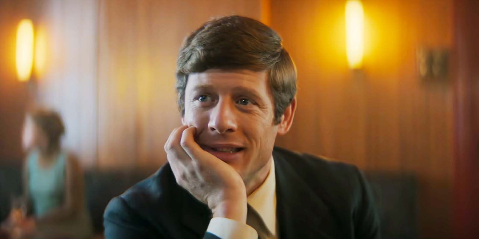 James Norton como Bob Edwards em Alegria