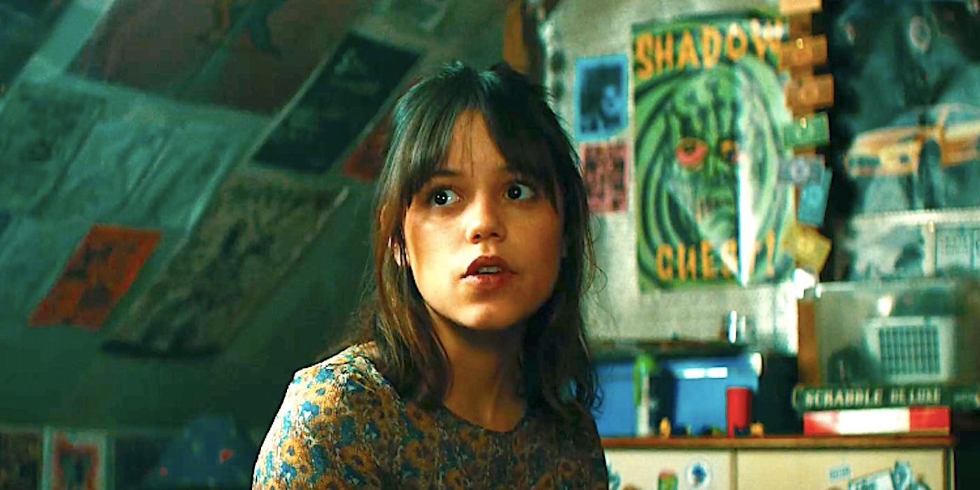 Astrid de Jenna Ortega se sienta en su cama y habla en Beetlejuice