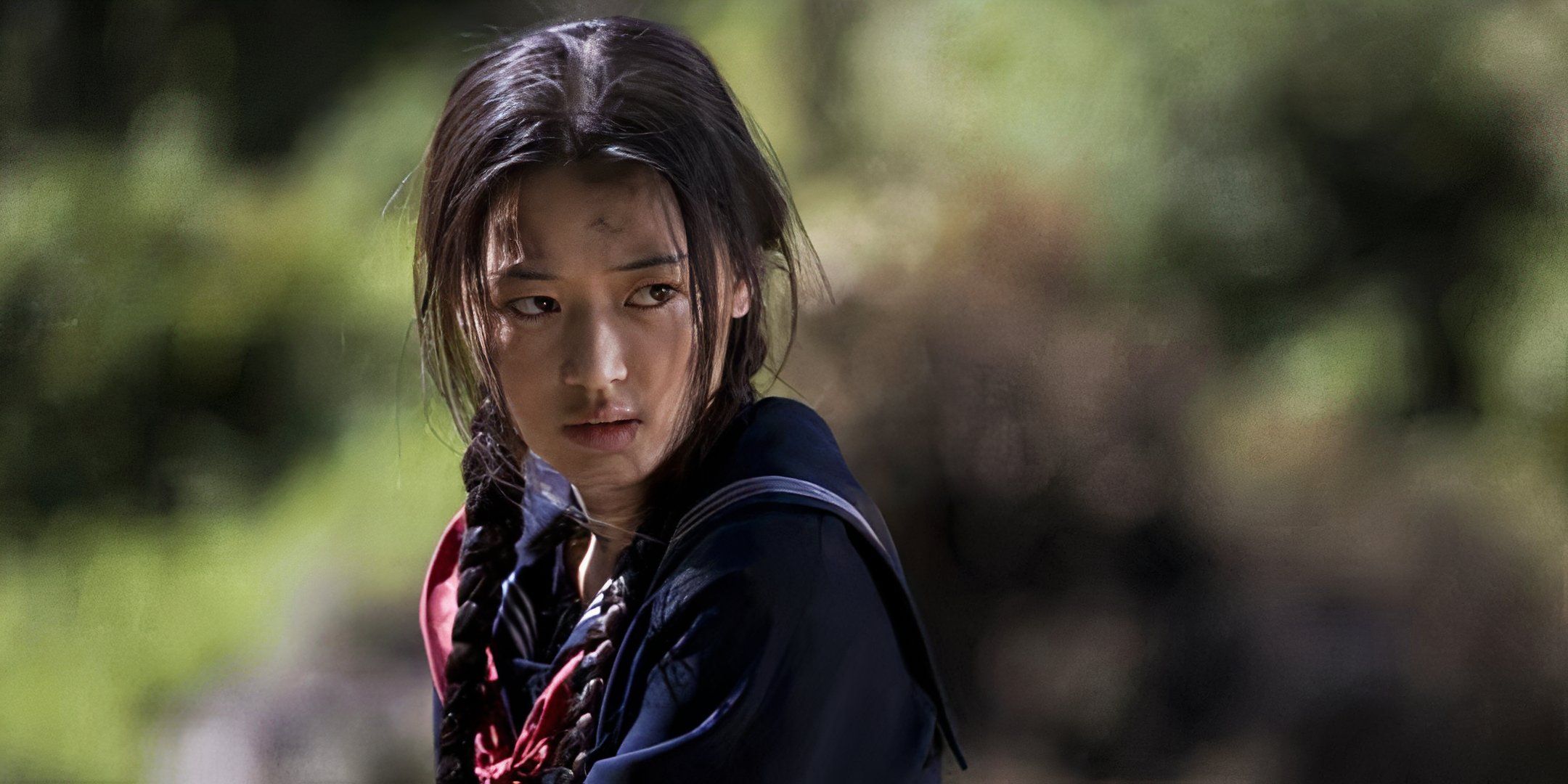 Jun Ji-hyun, with dirt on her face, looks over to her side. 