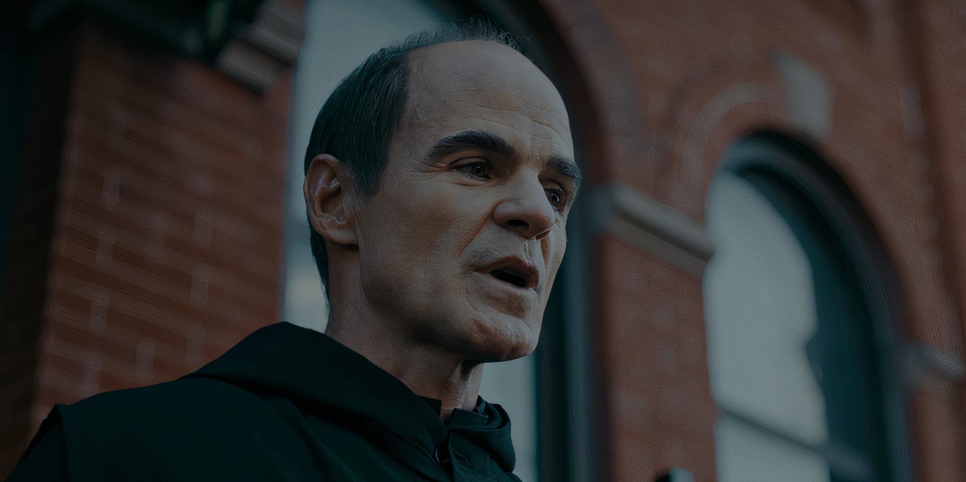 Padre Leahy (Michael Kelly) en Rob Peace