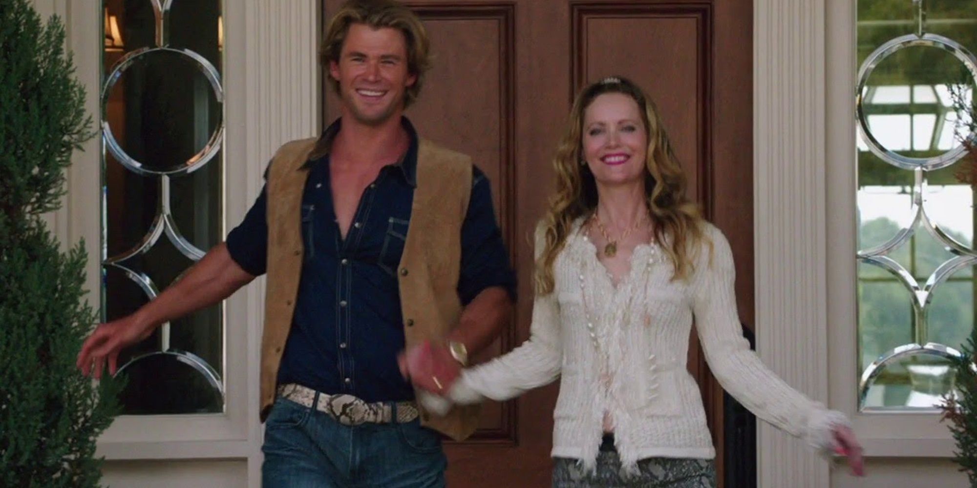 Leslie Mann and Chris Hemsworth on a porch in Vacation 2015