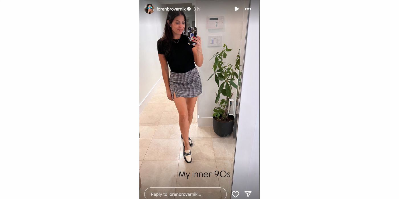 Loren Brovarnik in 90 Day Fiance taking mirror selfie for Instagram