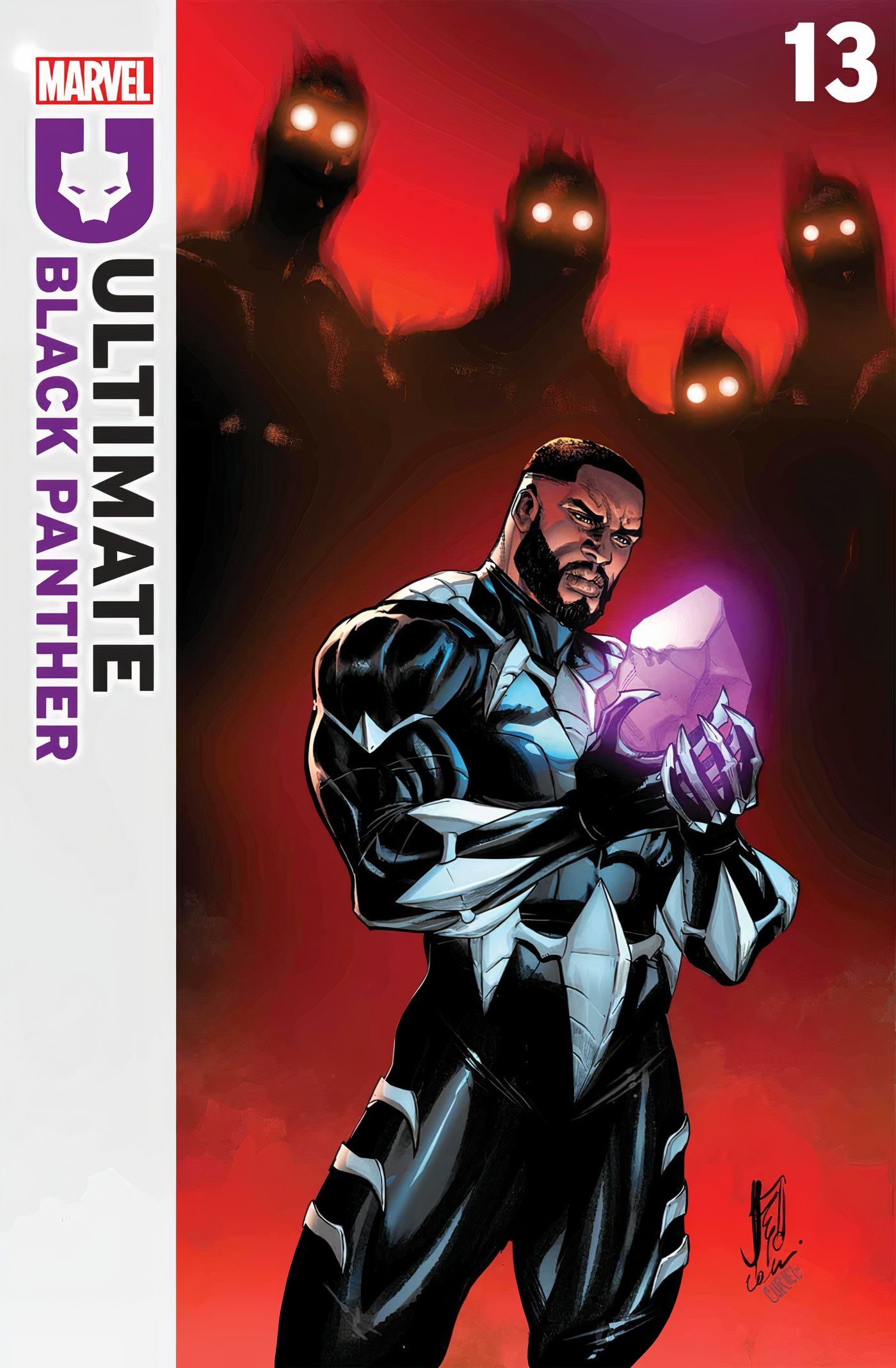 Capa Ultimate Black Panther #13 com Pantera Negra segurando um pedaço de vibranium.