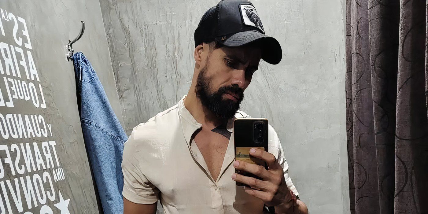 Love Is Blind Argentina season 1 Mauricio Zappacosta taking a selfie in a black baseball cap and cream t-shirt