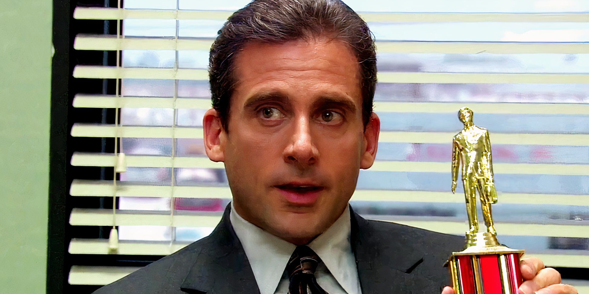 Michael Scott hält in „The Office“ einen Dundie-Preis entgegen