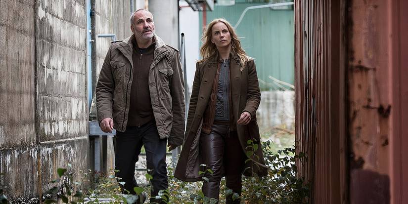Martin Rohde (Kim Bodnia) and Saga Noren (Sofia Helin) walking next to each other in The Bridge
