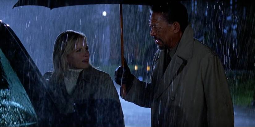 Morgan Freeman as Cross holding an umbrella over Monica Potter in Along Came a Spider