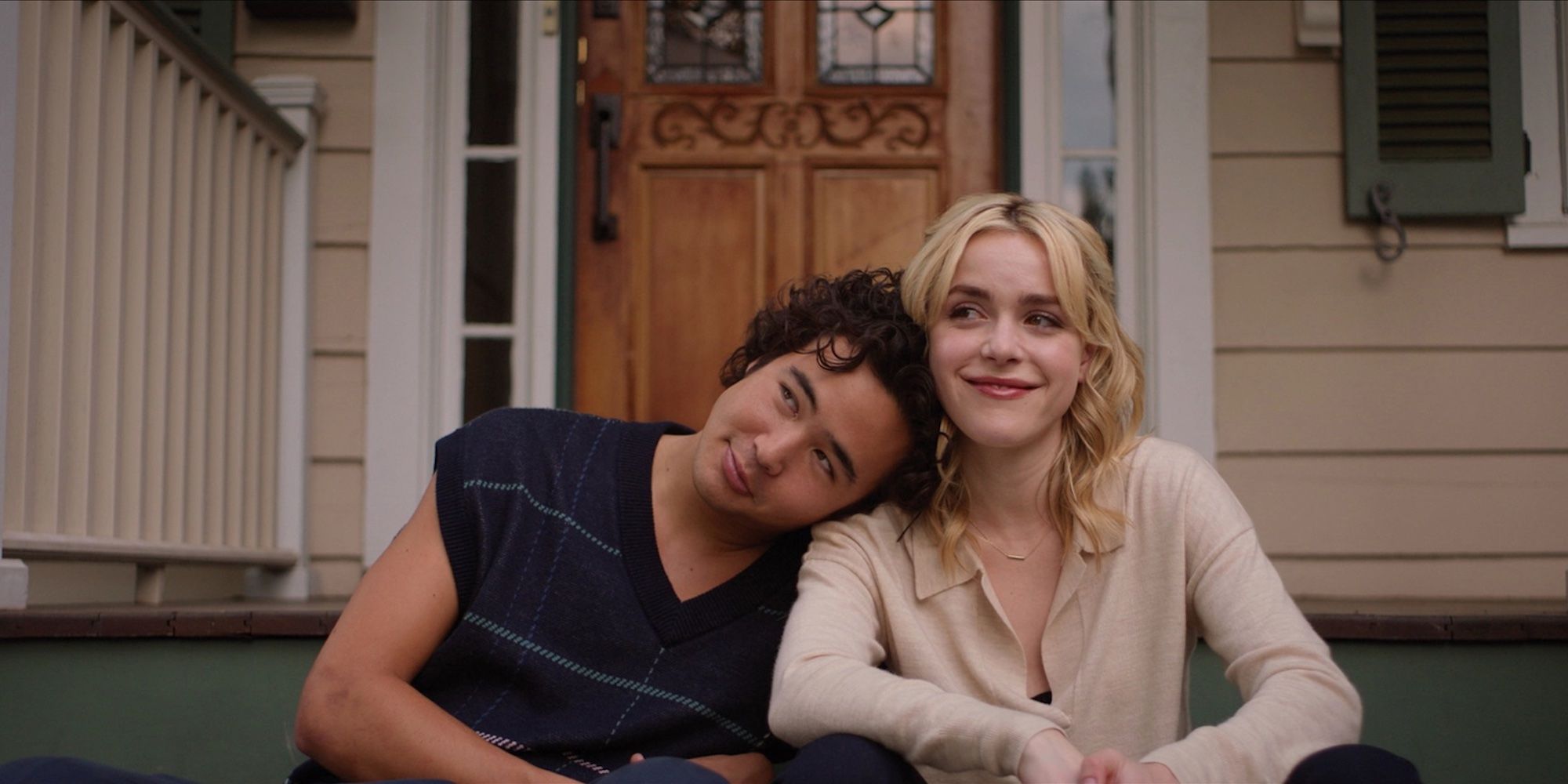 Sweethearts Review: Kiernan Shipka y Nico Hiraga llevan una comedia romántica subversiva con escritura divertida pero poca energía