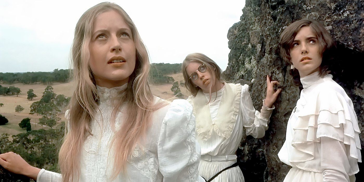 Picnic on Hanging Rock 1975 - 3 chicas con vestidos blancos mira hacia arriba 