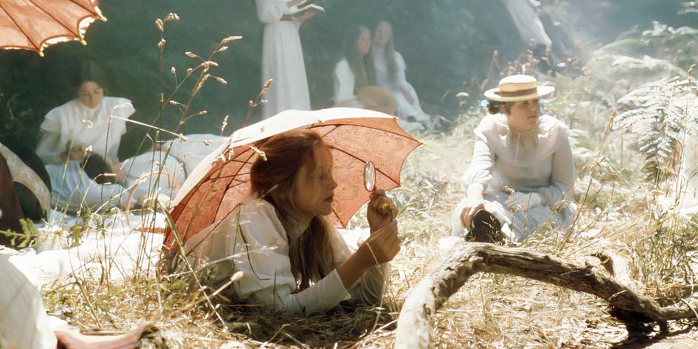 Ragazze intorno alla formazione rocciosa in Picnic at Hanging Rock