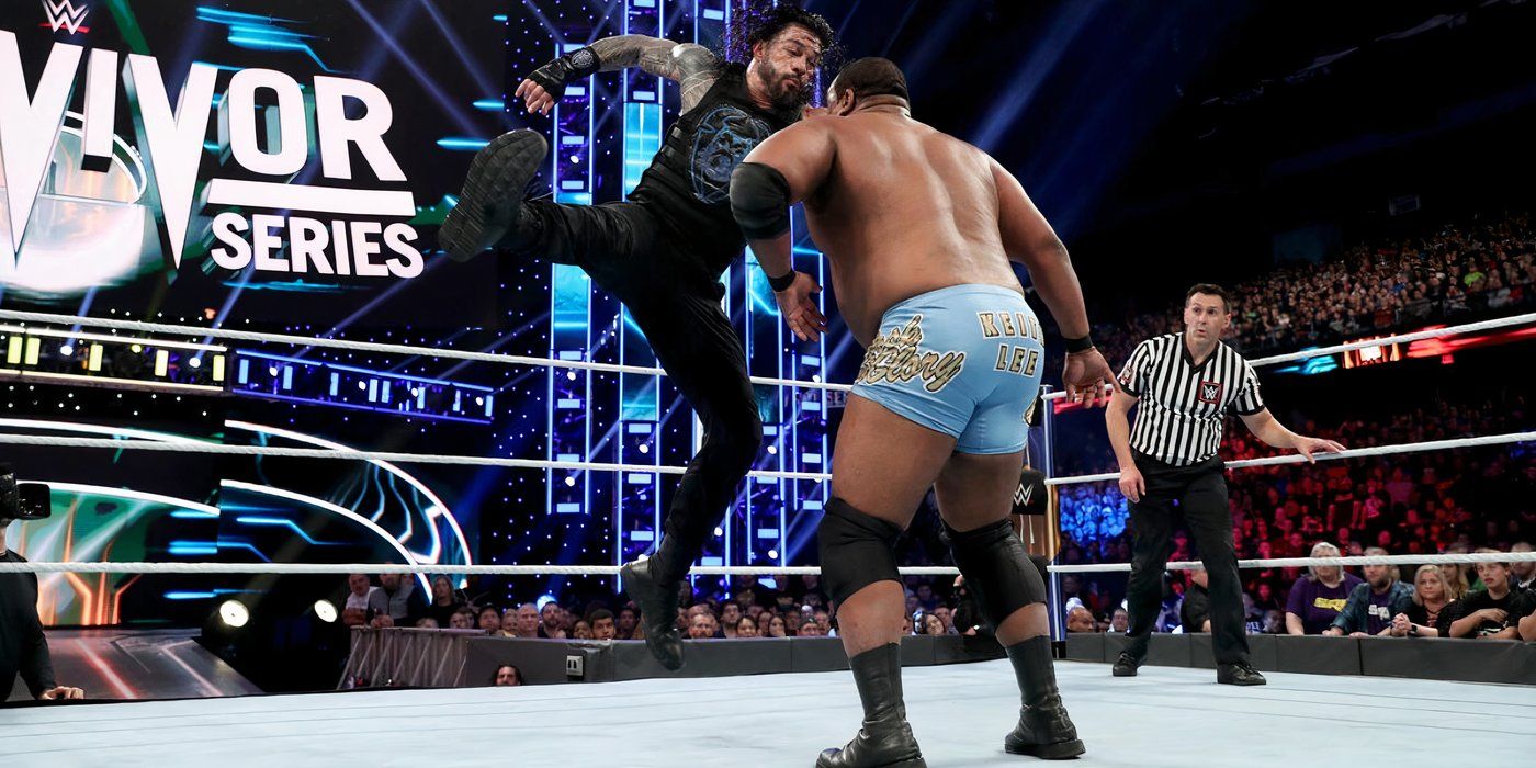 Roman Reigns acerta Keith Lee com um Superman Punch no WWE Survivor Series 2019