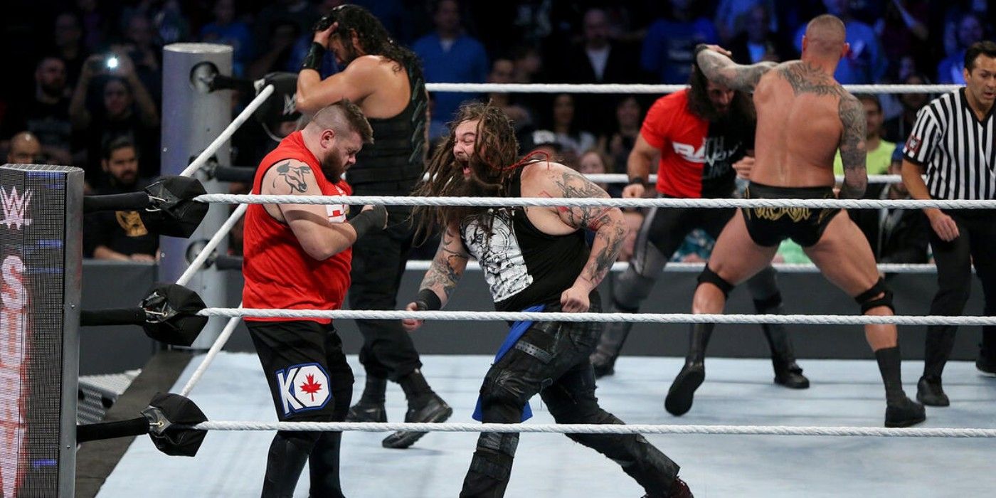 Roman Reigns fica no canto enquanto Kevin Owens briga com Bray Wyatt enquanto Randy Orton dá um soco em Seth Rollins no WWE Survivor Series 2016