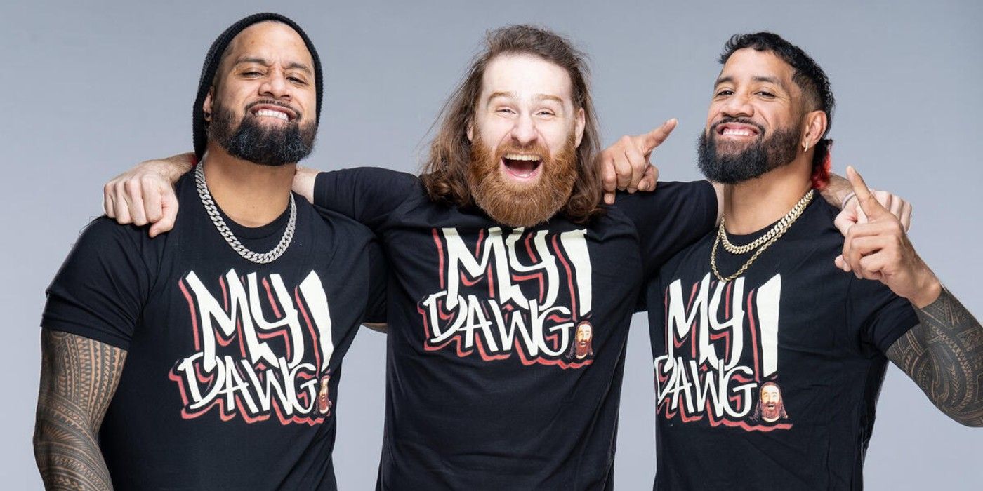 Sami Zayn posa com Jimmy e Jey Uso como parte do estábulo Bloodline da WWE