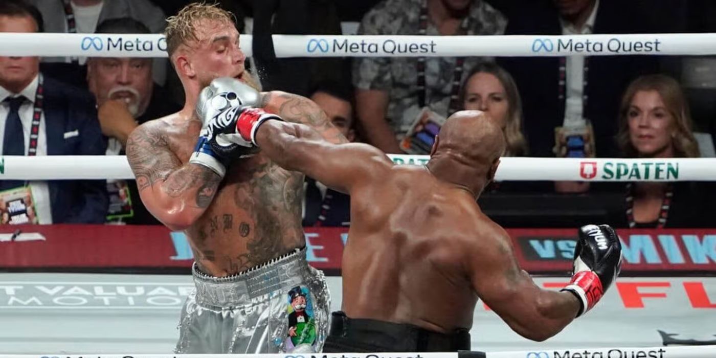 Mike Tyson le da un golpe a Jake Paul en Paul vs. Tyson