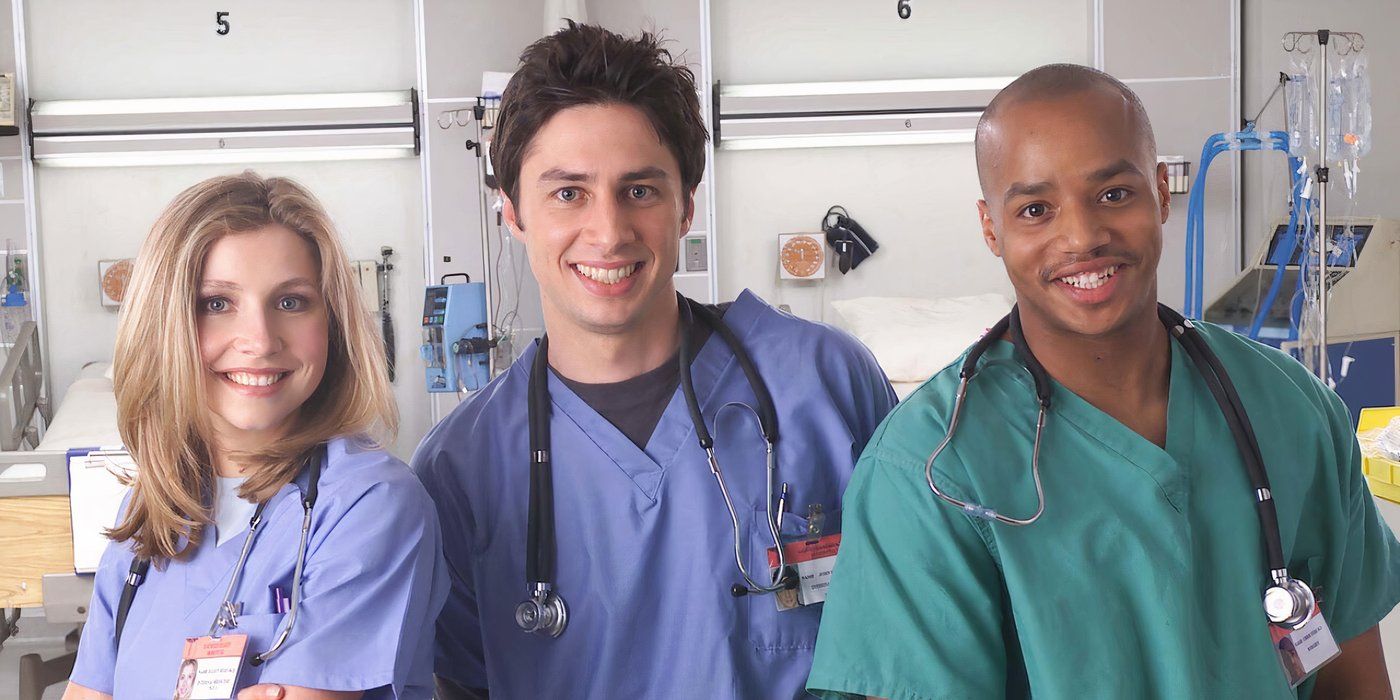 Sarah Chalke, Zach Braff e Donald Faison posando juntos no Scrubs