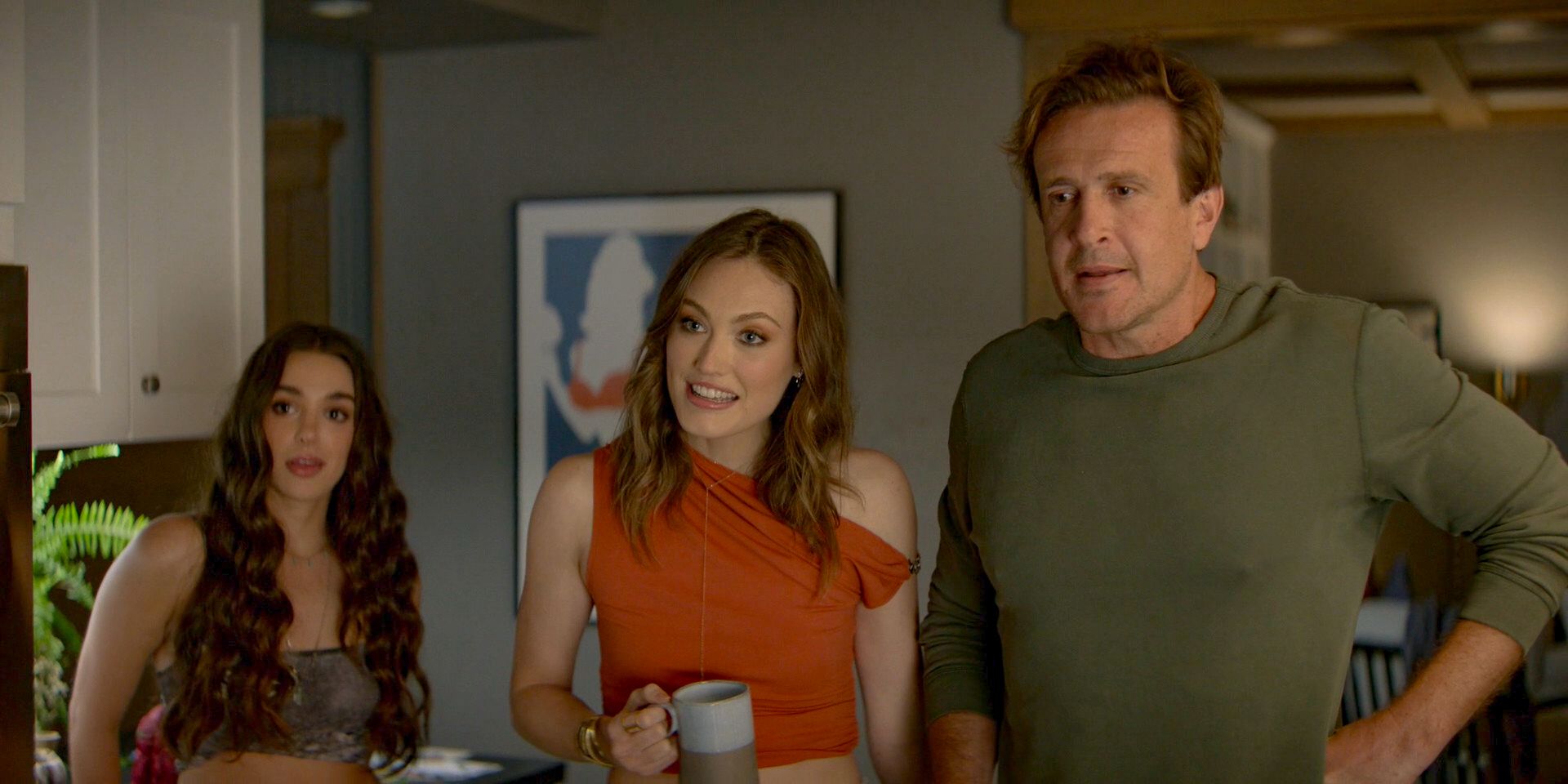 Jimmy (Jason Segel) e dois acompanhantes parados na cozinha na 2ª temporada de Shrinking, episódio 8