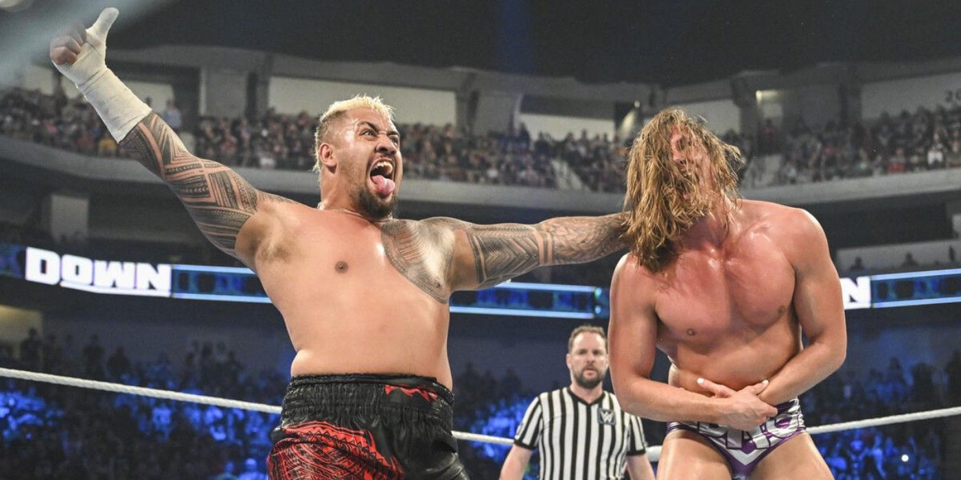 Solo Sikoa se prepara para acertar Matt Riddle com o Samoan Spike no WWE Friday Night SmackDown