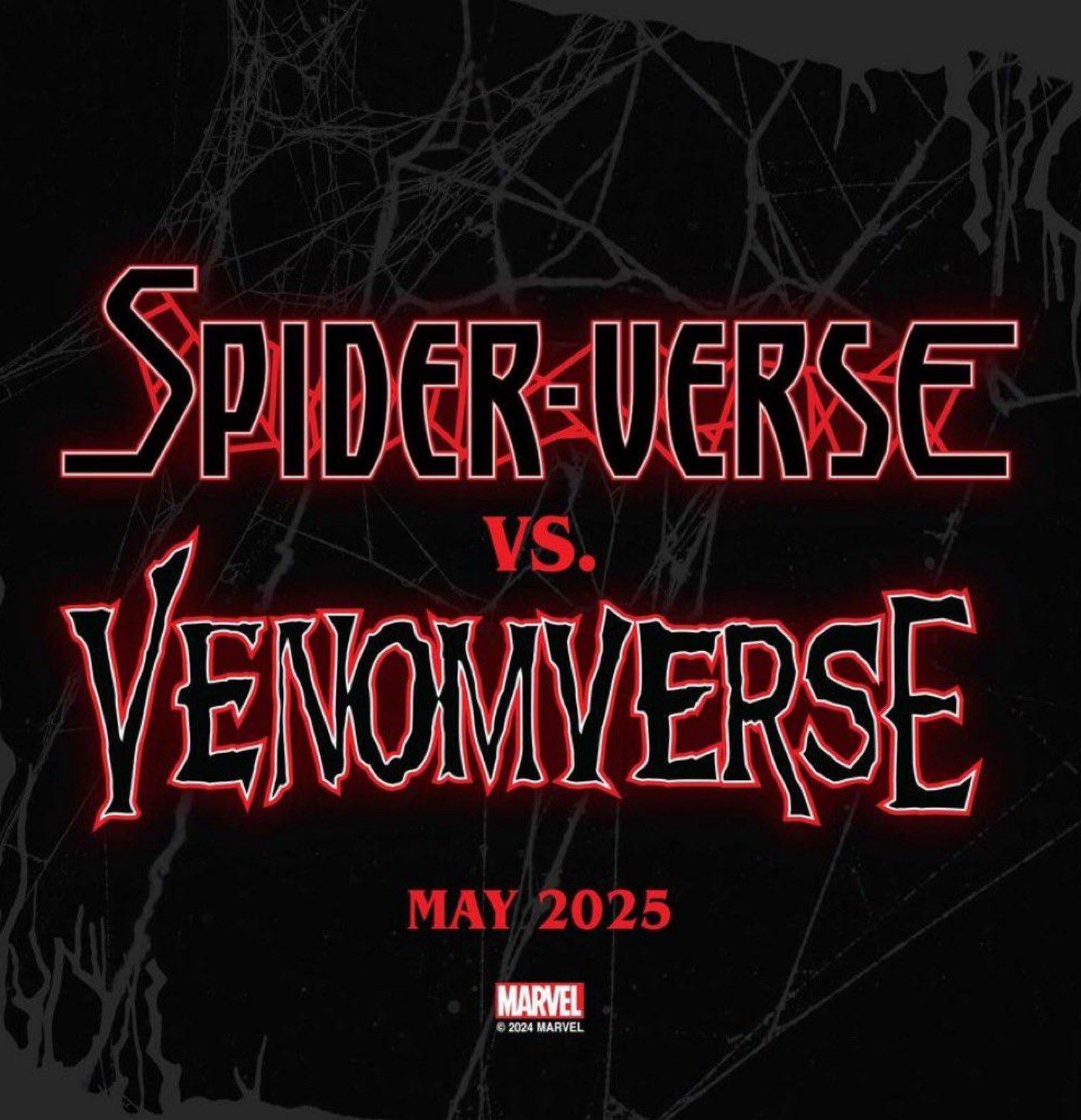 Arte promocional da Marvel com letras com detalhes em vermelho que dizem "Spider-Verse vs VenomVerse maio de 2025" em um fundo preto, teias de aranha no fundo.