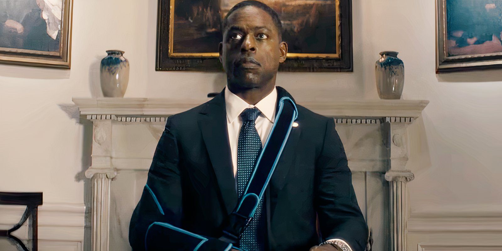 Sterling K. Brown se sienta en una oficina ovalada con una mano atada en el paraíso.