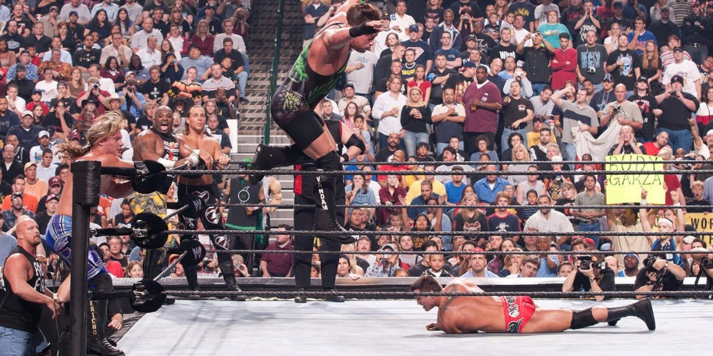 Stone Cold Steve Austin D-Von Dudley e Shawn Michaels assistem Chris Jericho empurrar Rob Van Dam RVD empurrar Randy Orton para fora da corda bamba no WWE Survivor Series 2003