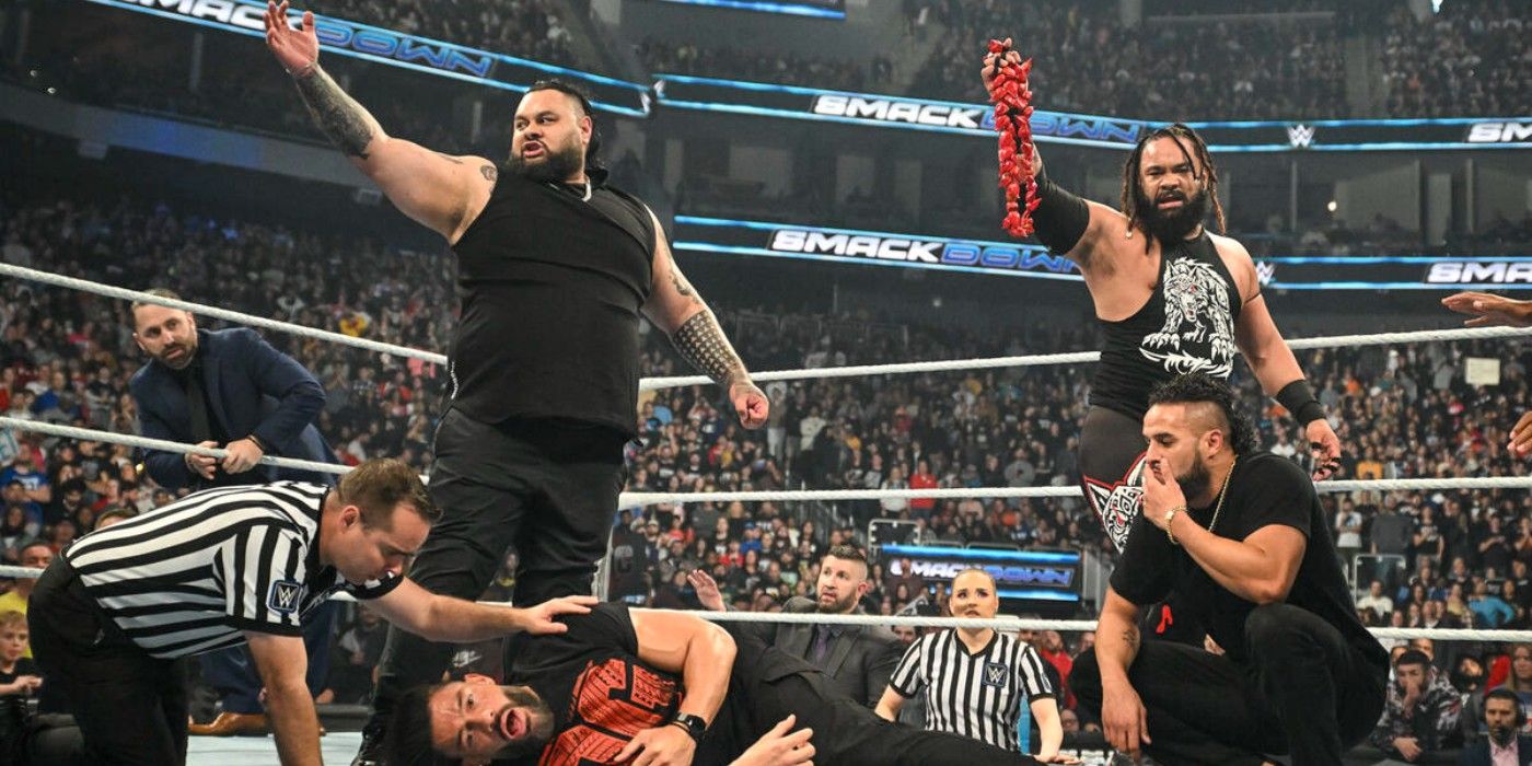 Tama Tonga e Bronson Reed do The Bloodline 2.0 ficam de pé sobre Roman Reigns enquanto Jacob Fatu segura Ulla Fala de Solo Sikoa