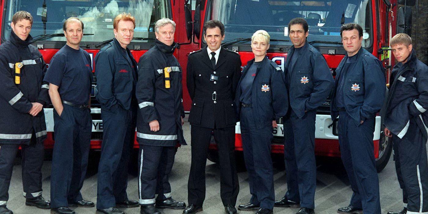 O elenco de Burning, de Londres, posando em frente a caminhões de bombeiros.