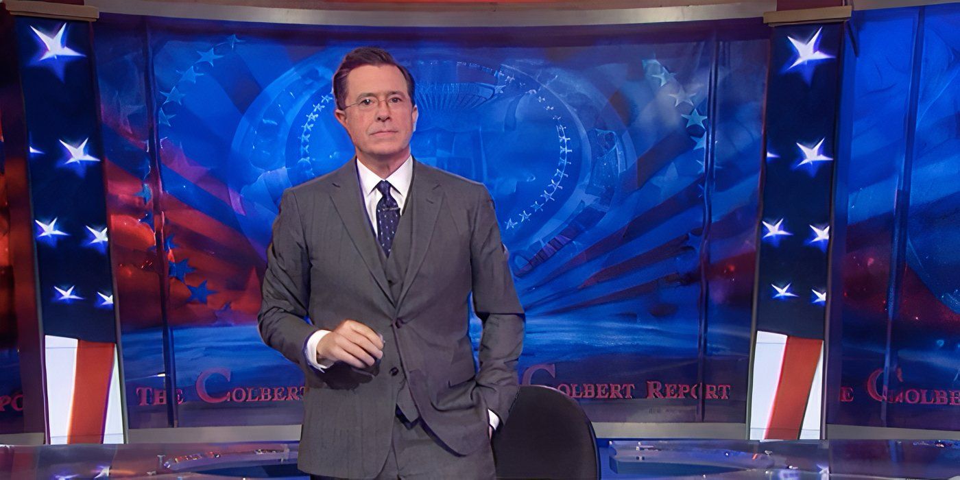 Stephen Colbert na frente de bandeiras no The Colbert Report