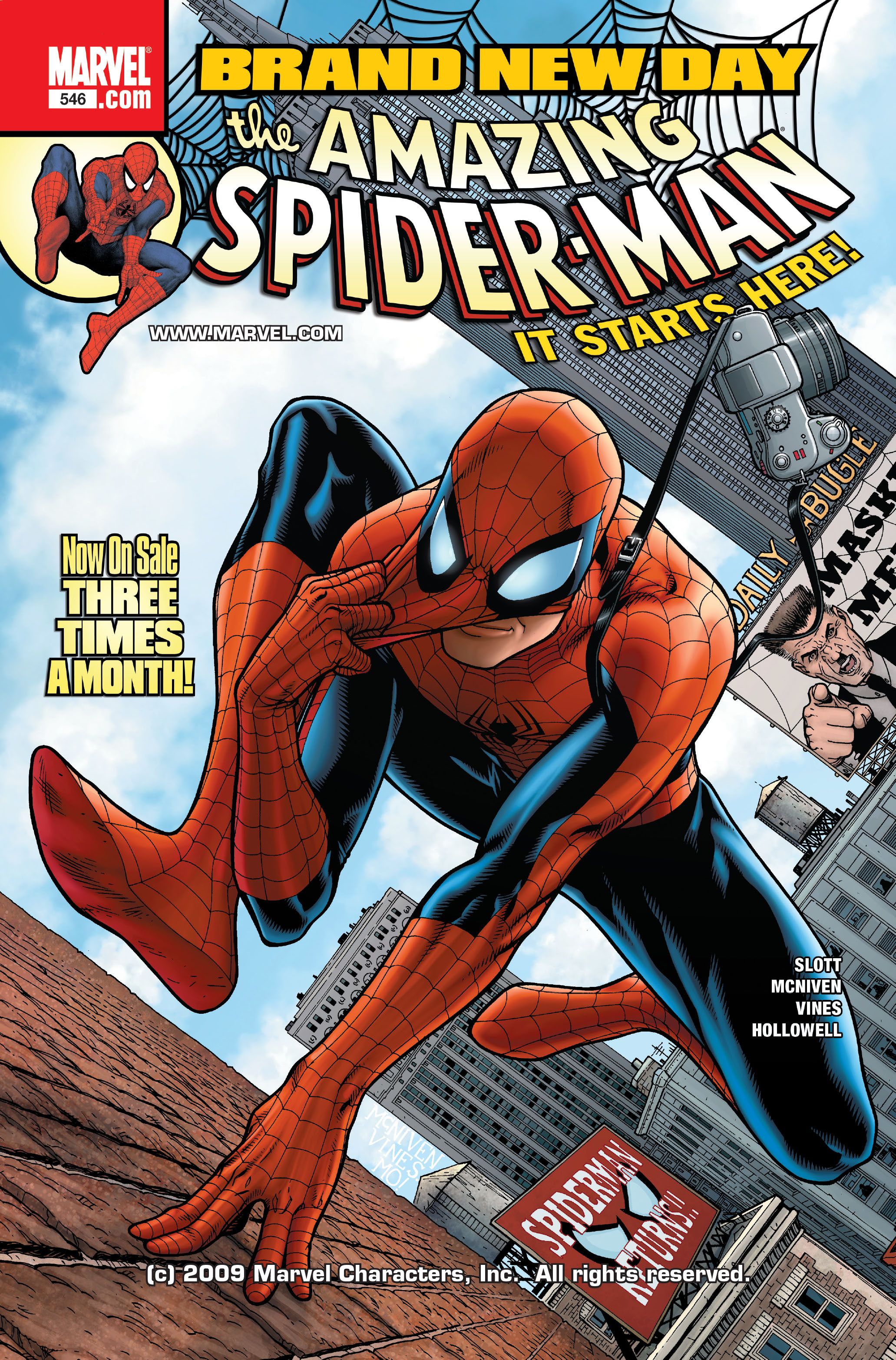 O Homem-Aranha atravessa Nova York enquanto coloca sua máscara na capa de Amazing Spider-Man #546