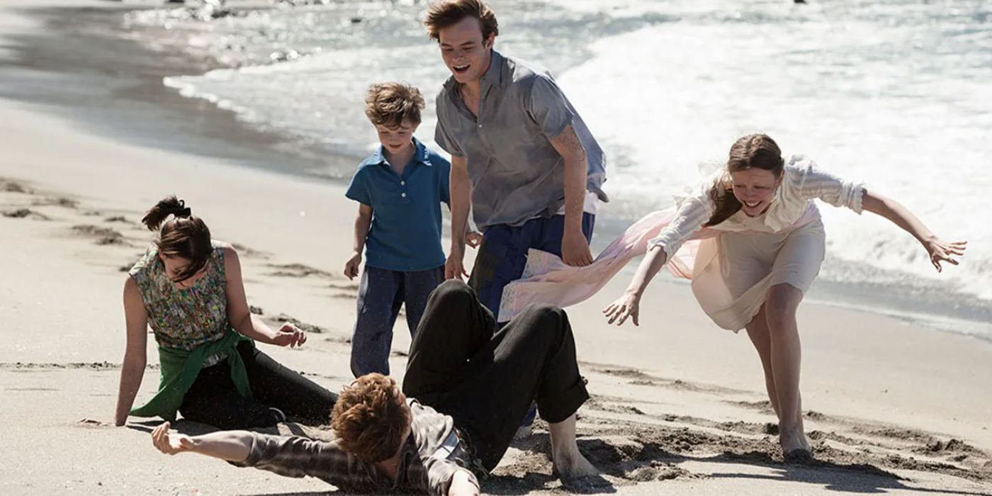 La familia Marrowbone jugando en la playa.