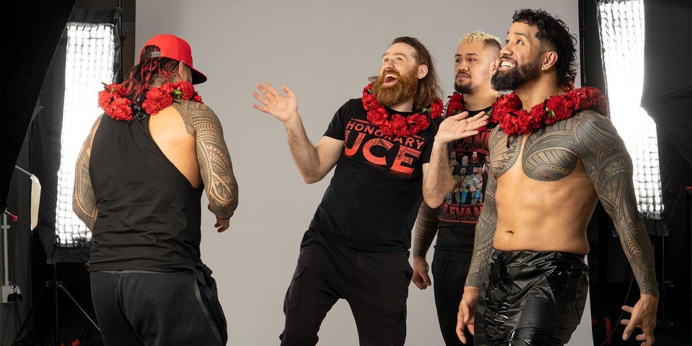 Jimmy e Jey Uso riem de uma sessão de fotos da WWE com Sami Zayn e Solo Sikoa