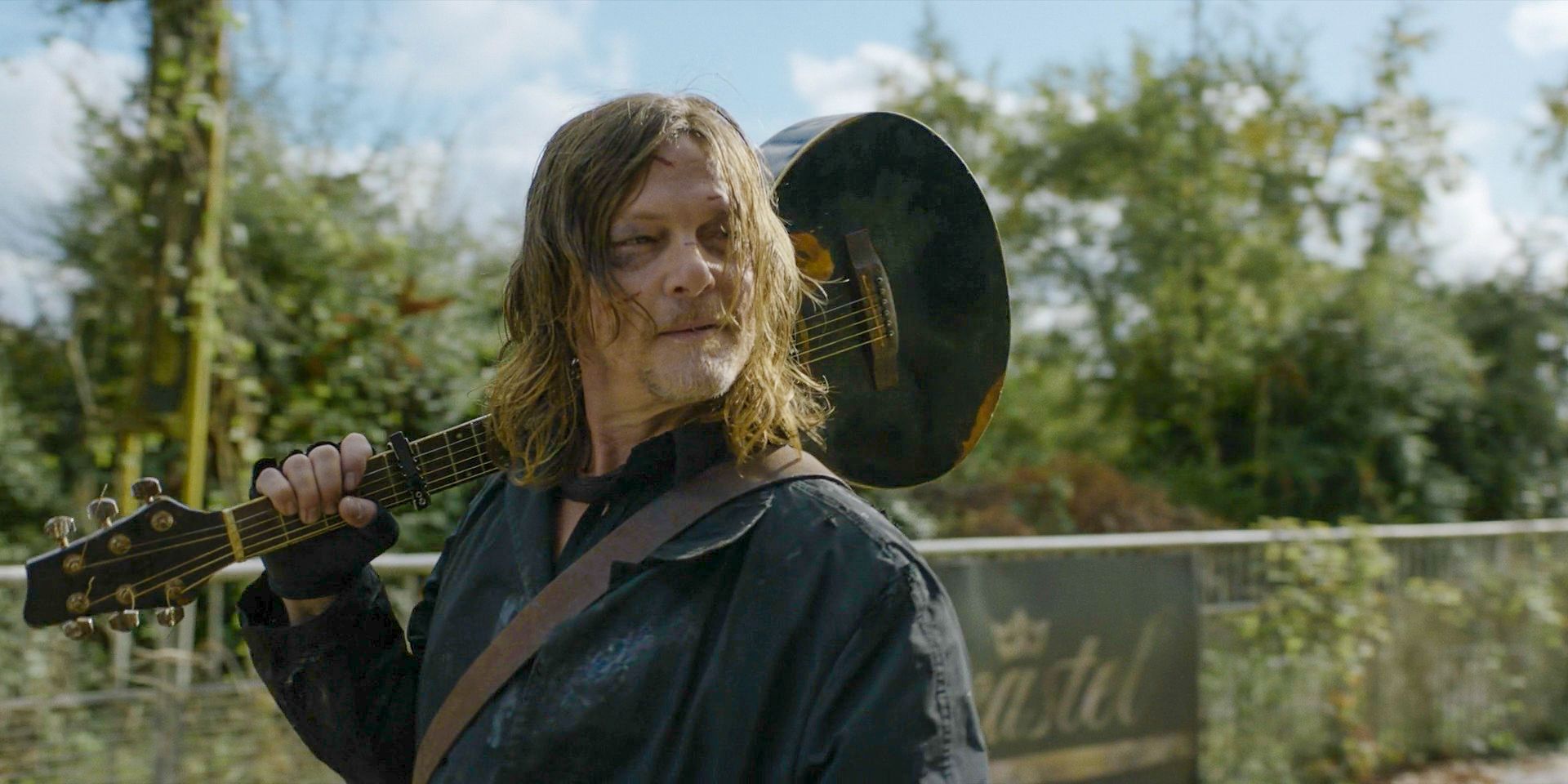 Daryl (Norman Reedus) dá a Laurent uma guitarra de presente em The Walking Dead: Daryl Dixon Temporada 2, Ep 6